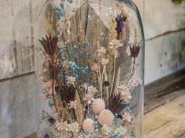 cúpula de cristal de flores preservadas cake pop.