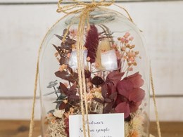 cúpula de flores preservadas en tonos granates