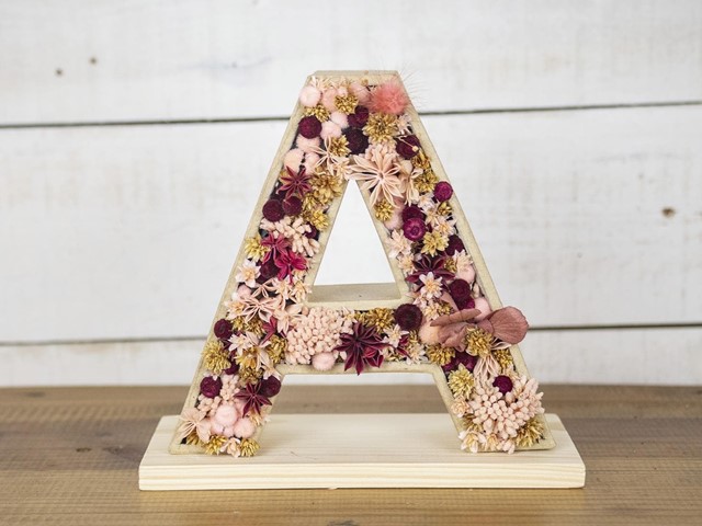 Letra de Flores preservadas ( Annie con base de madera) 